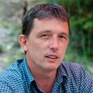 Portrait Jens Mathiessen Portrait Jens Mathiessen mit grünem Hintergrund